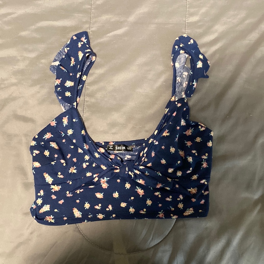 It’s doesn’t fit me and it’s a medium and I never wore it
